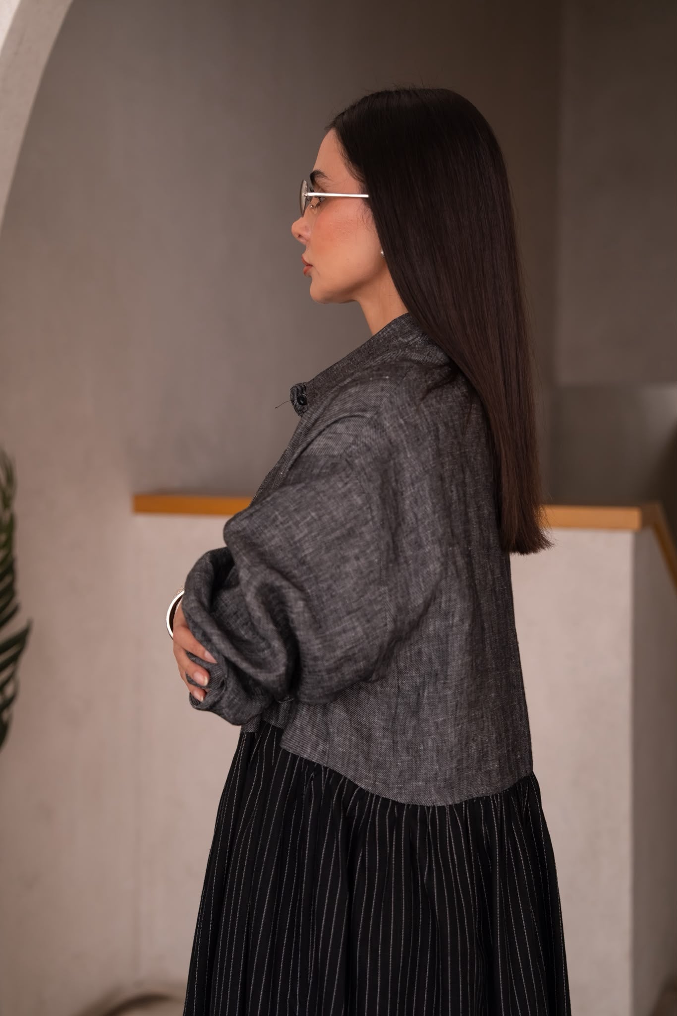 Linen abaya in gray and black.C:6821