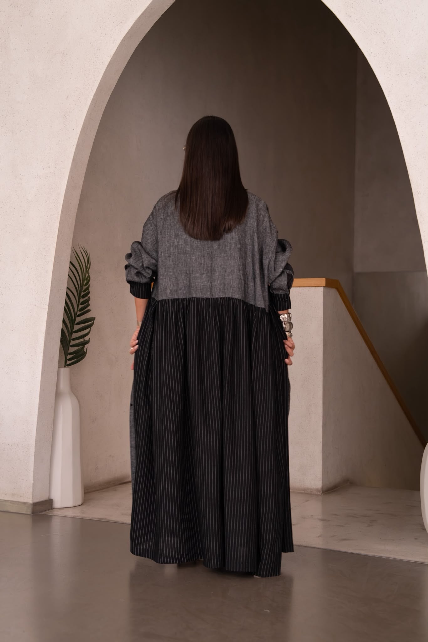 Linen abaya in gray and black.C:6821