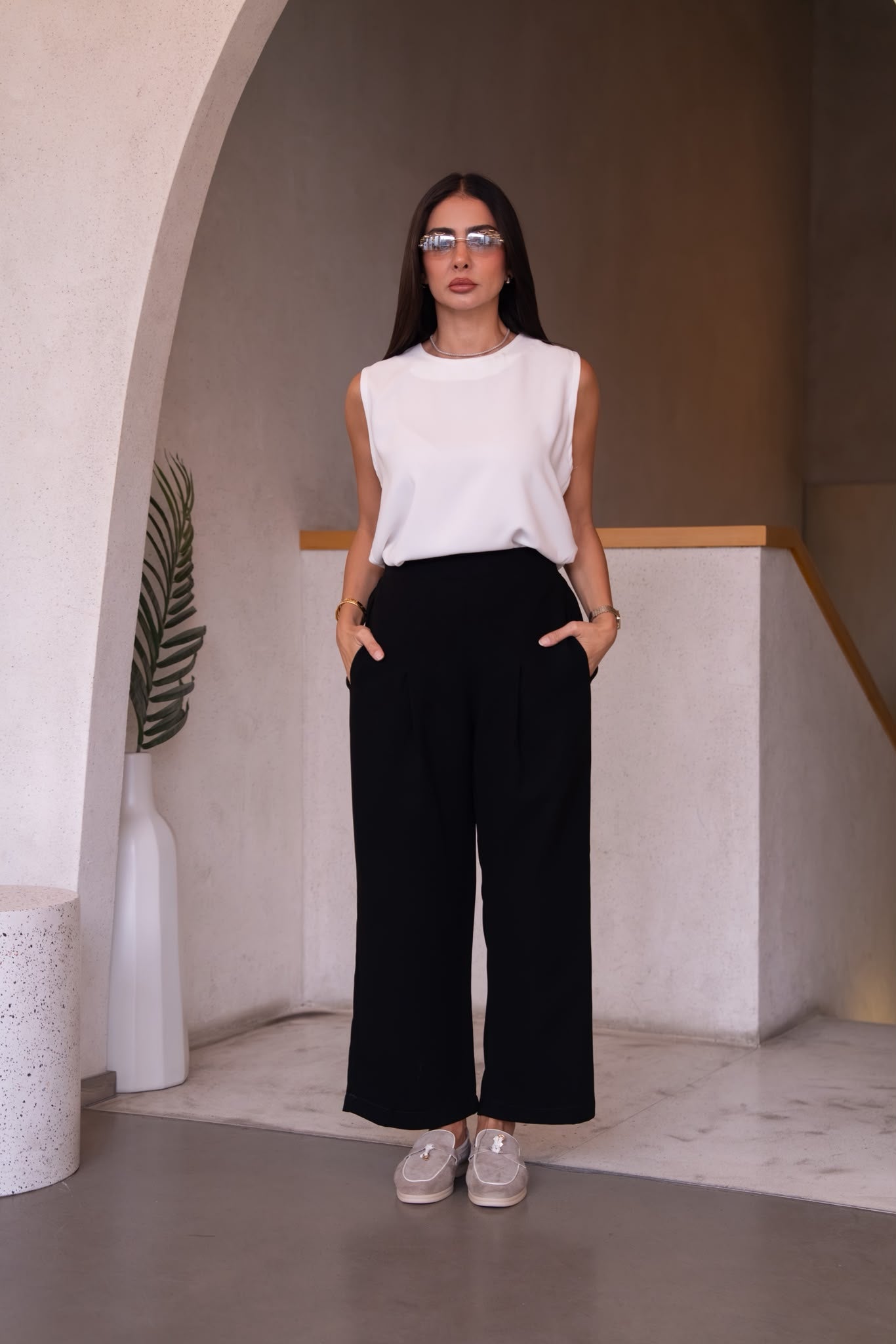 A blouse and crepe pants set.C:253