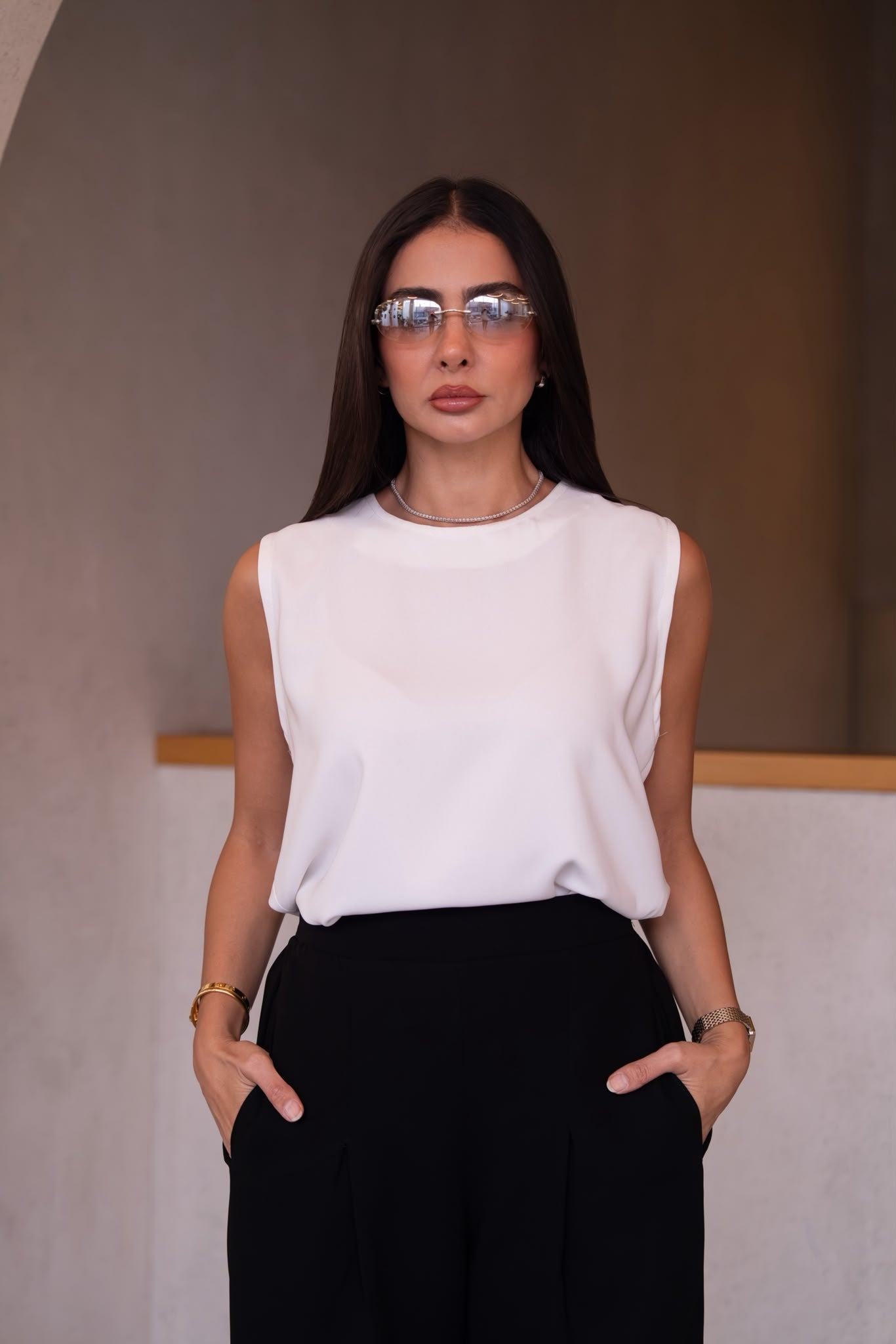 A blouse and crepe pants set.C:253