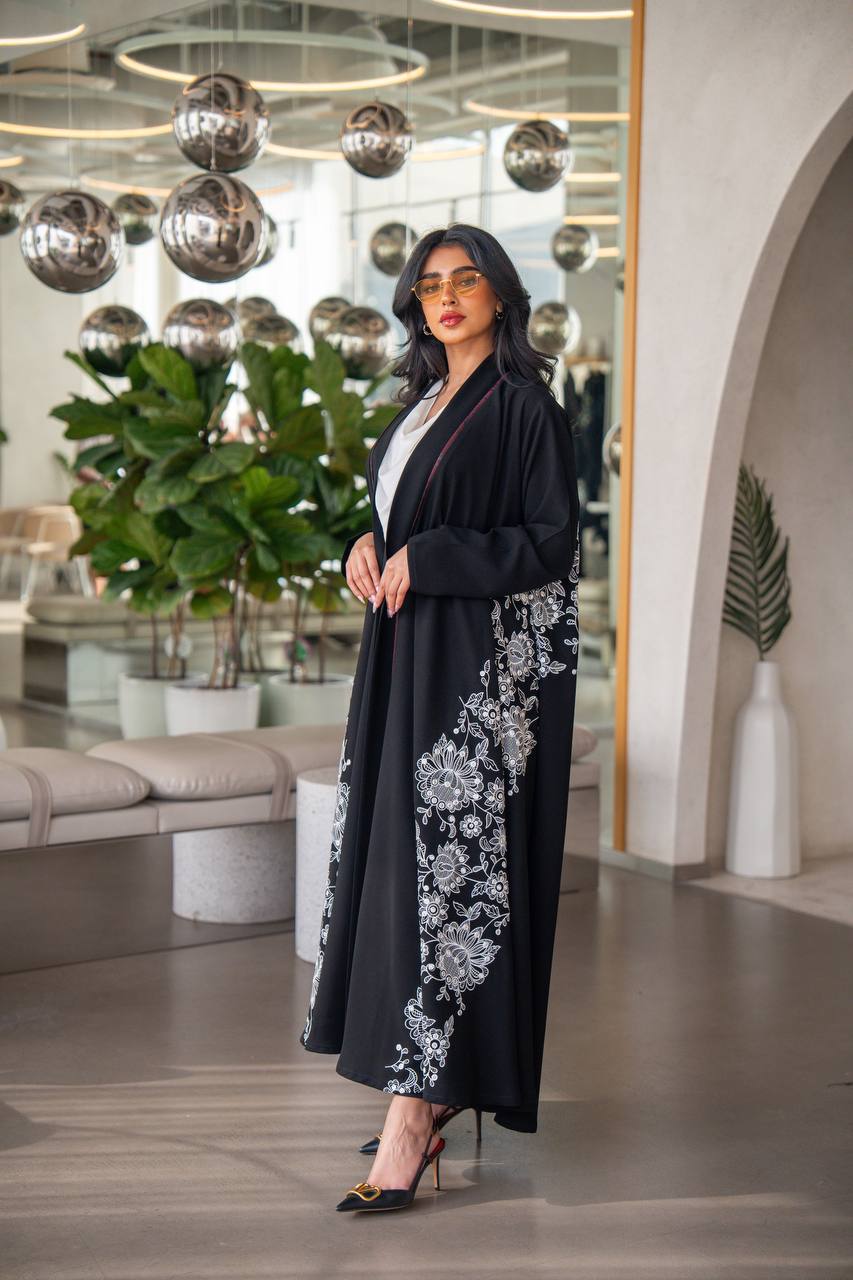 Free size abaya made of Cuban crepe fabric, in black with embroidery C:6630 WHITE (Free size)