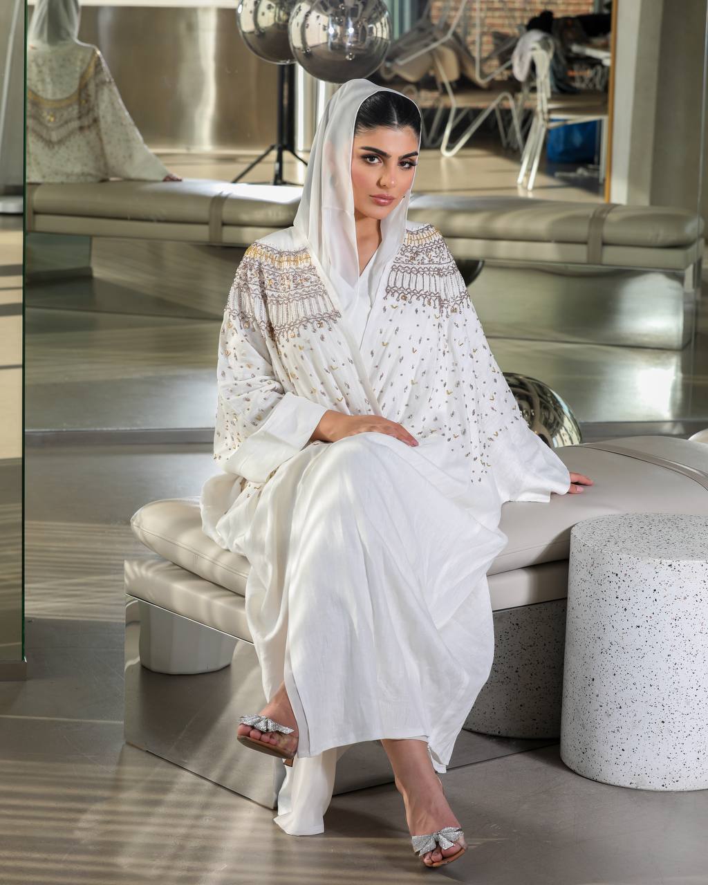 عباية بشت بخام كريب ابيض مع شك يدوي C:6361 White