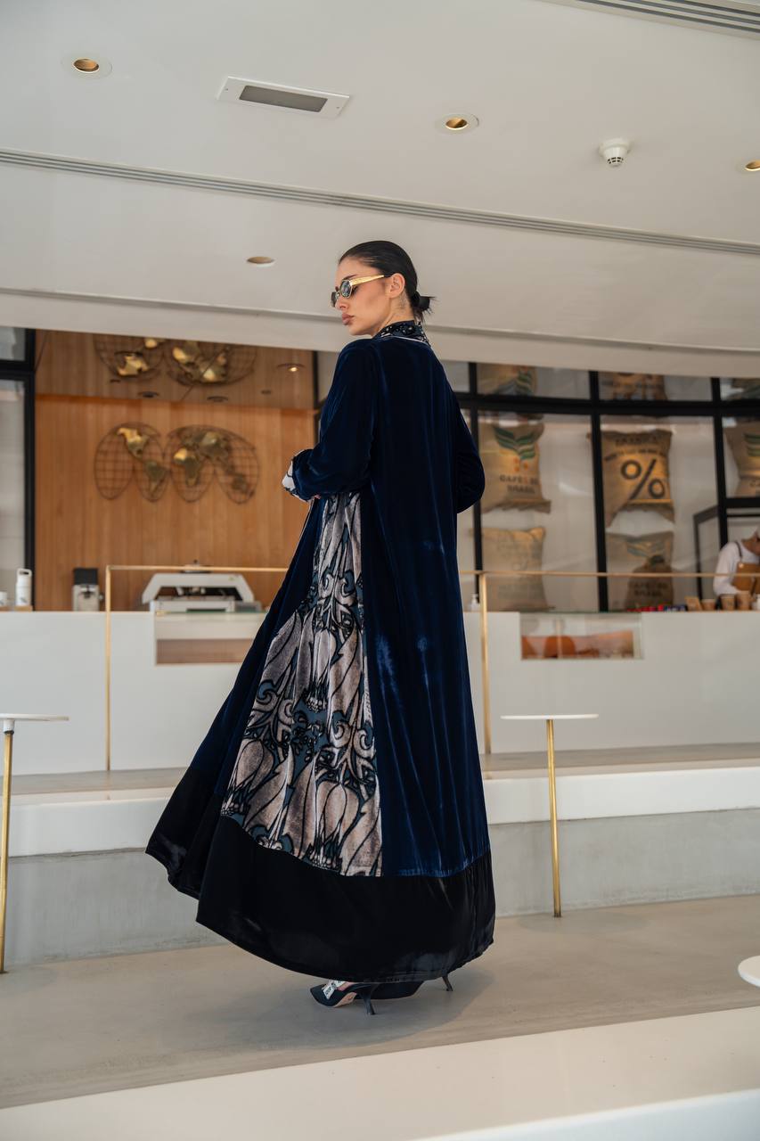 Plain velvet abaya with patterned velvet, in navy blue. C:6697 Blue