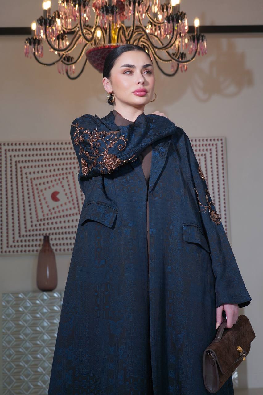 عباية بليزر جاكار حرير مشجر باللون الكحلي مع شك يدوي . C:6757