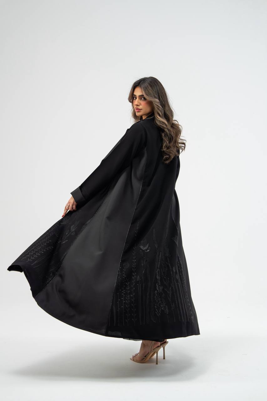 عباية بخام كريب باللون الاسود مع تطريز . C: 6712 black crepe