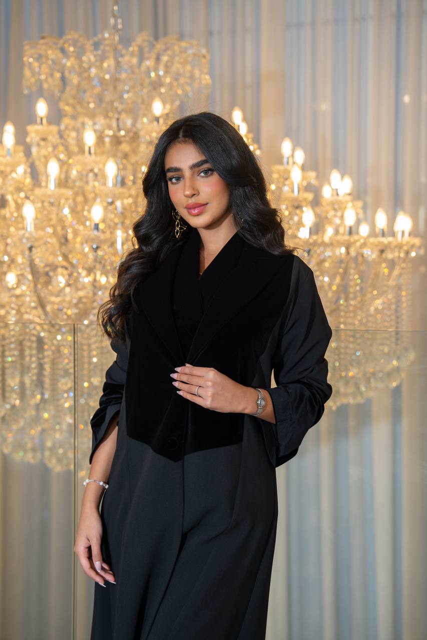 Crepe abaya with velvet, in black.C:6705