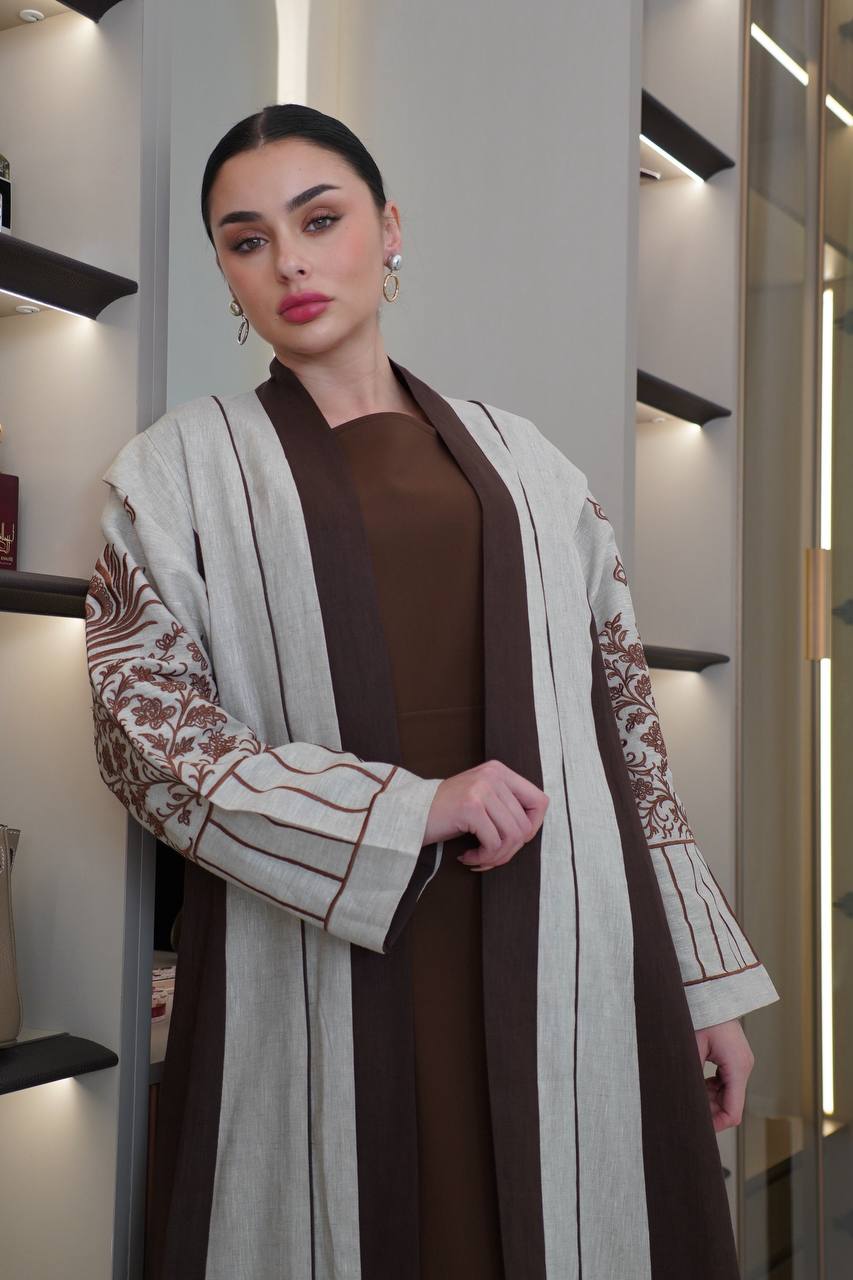 عباية لينن باللون البيج و البني مع تطريز . C:6752