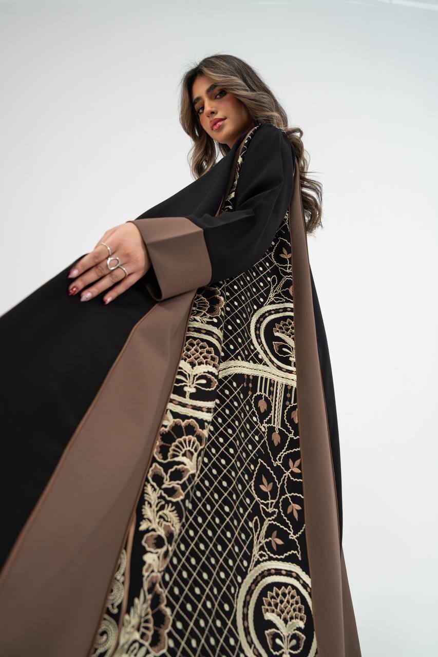 عباية كريب باللون الاسود مع تطريز. C:6725 black crepe