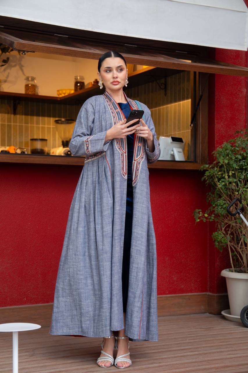 Linen abaya in gray with embroidery. C:6750