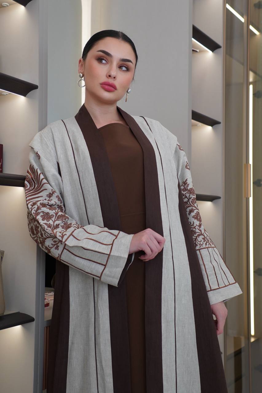 عباية لينن باللون البيج و البني مع تطريز . C:6752
