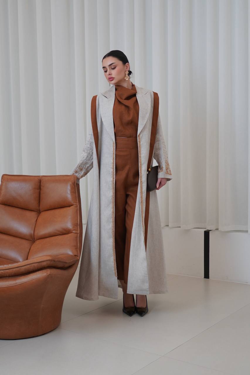 عباية بليزر لينن باللون البيج مع شك يدوي . C:6751