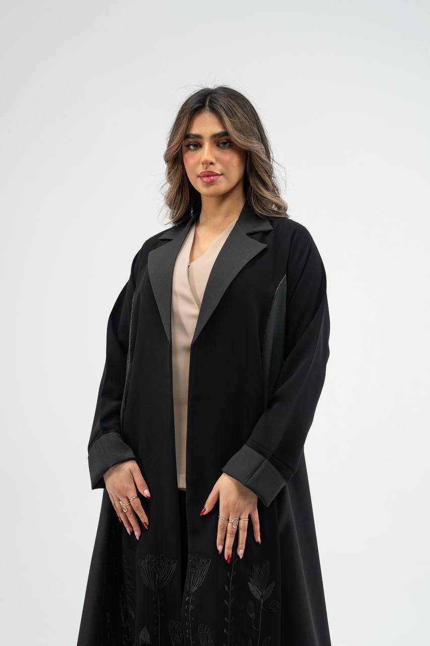 عباية بخام كريب باللون الاسود مع تطريز . C: 6712 black crepe