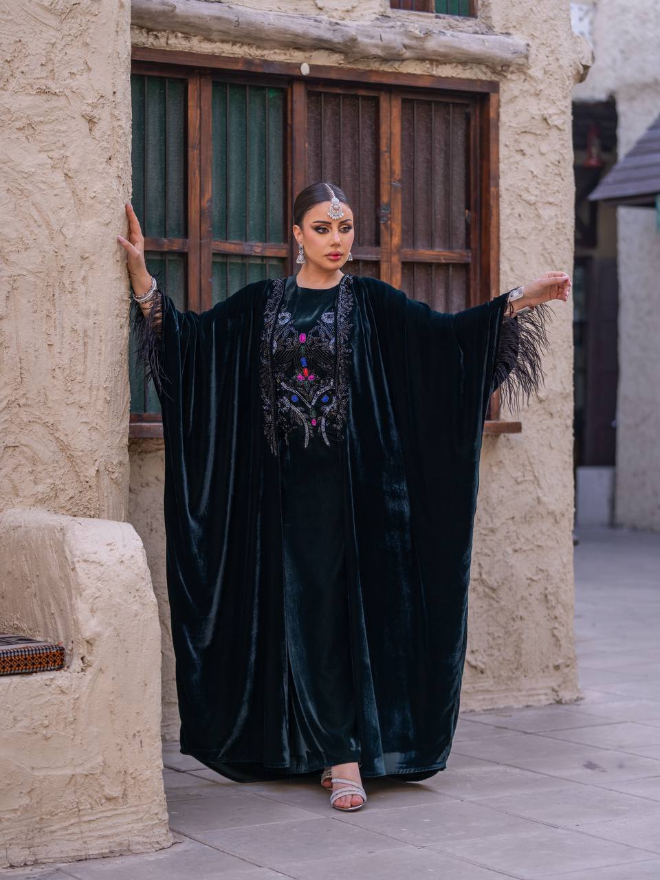 طقم بشت و فستان مخمل باللون الزيتي مع شك يدوي . C:6716