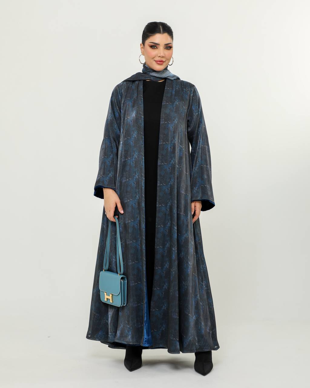Double-face abaya made of organza fabric with navy velvet material. C:6726