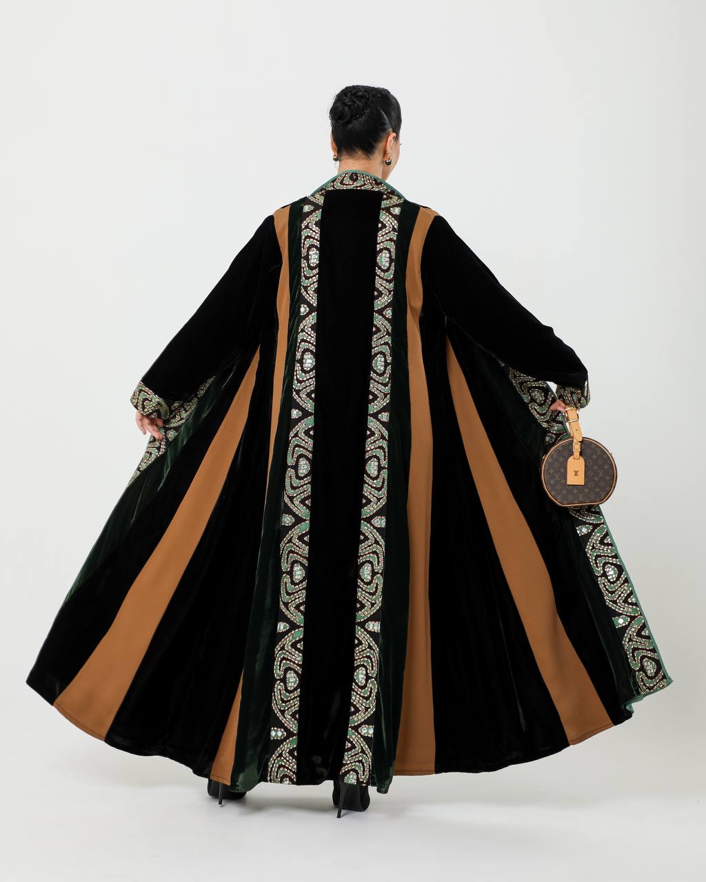 Abaya made of crepe and velvet fabric with embroidery. C:6728