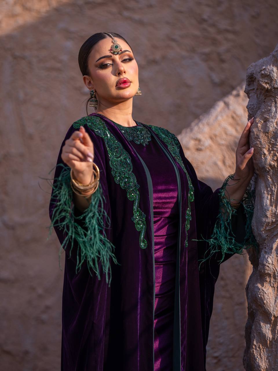 طقم بشت مع فستان ،مخمل باللون البنفسجي مع شك يدوي . C:6715