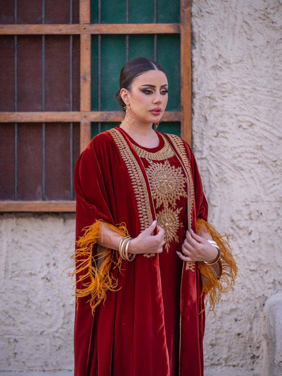 طقم بشت و فستان ، مخمل باللون العنابي مع شك يدوي . C:6714