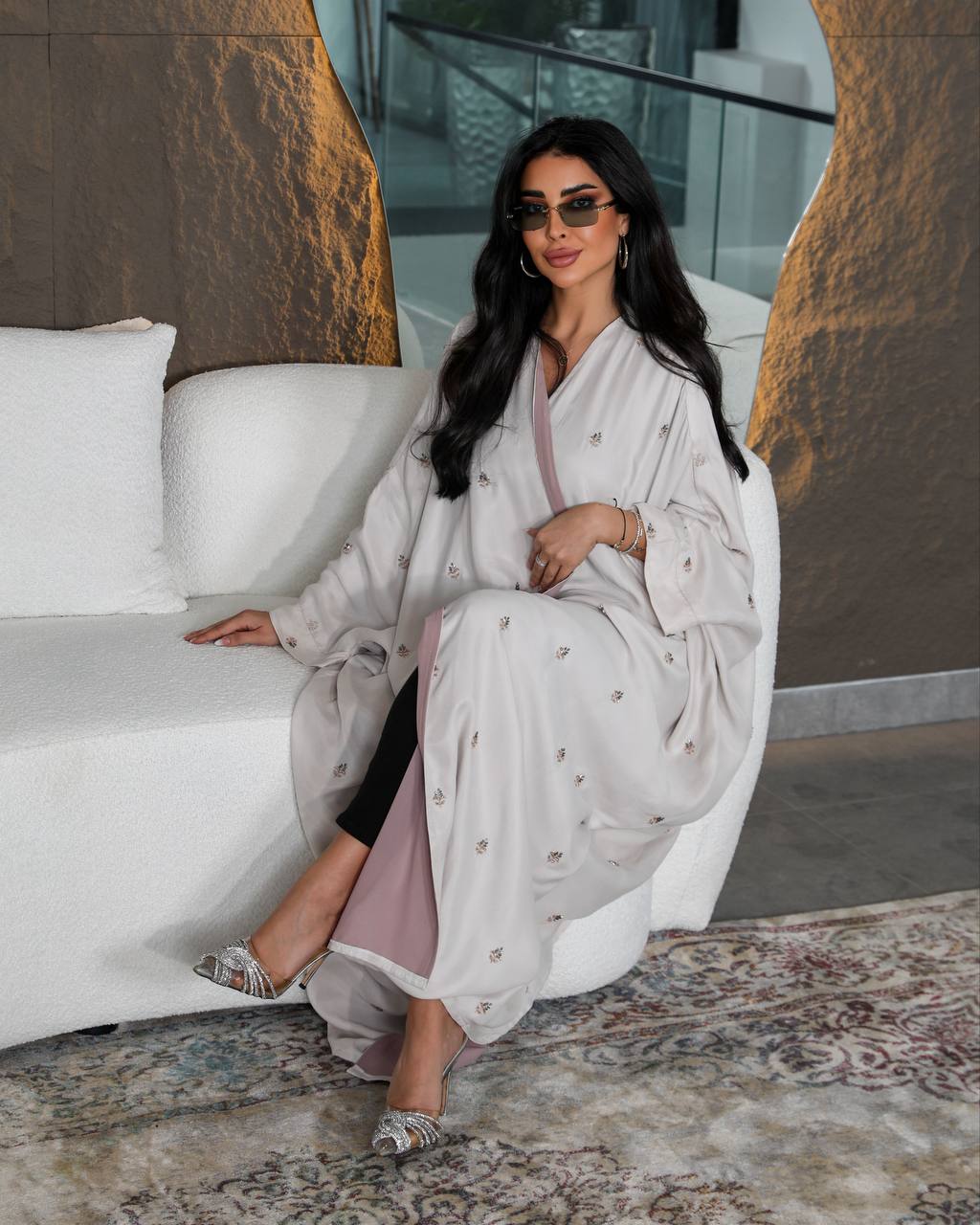 عباية من الكريب الحريري باللون البيج الفاتح مع تطريز رقم C:6387