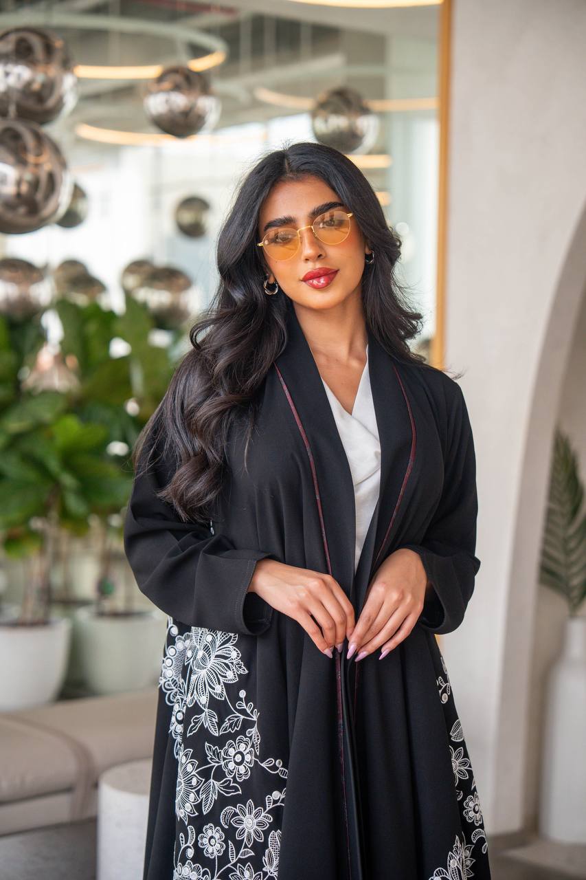 Free size abaya made of Cuban crepe fabric, in black with embroidery C:6630 WHITE (Free size)