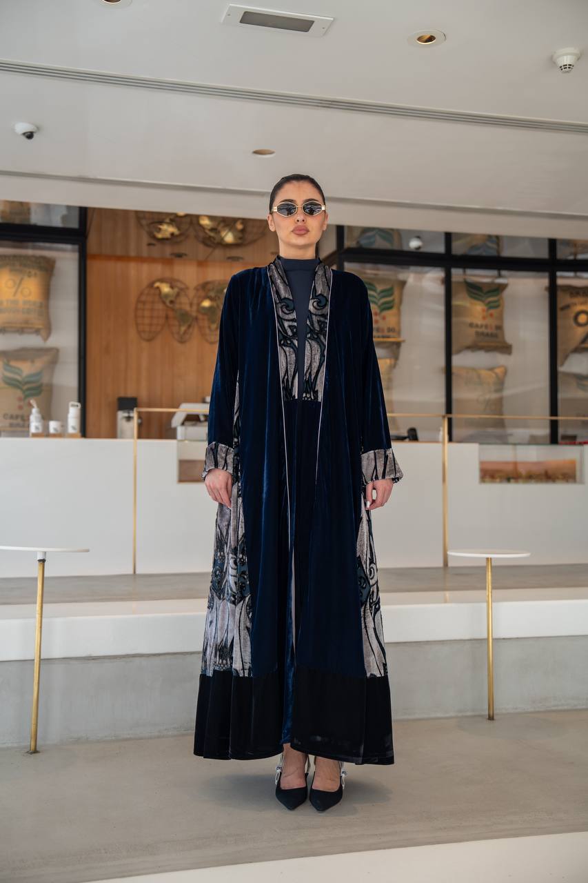 Plain velvet abaya with patterned velvet, in navy blue. C:6697 Blue