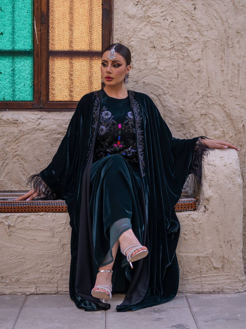 طقم بشت و فستان مخمل باللون الزيتي مع شك يدوي . C:6716