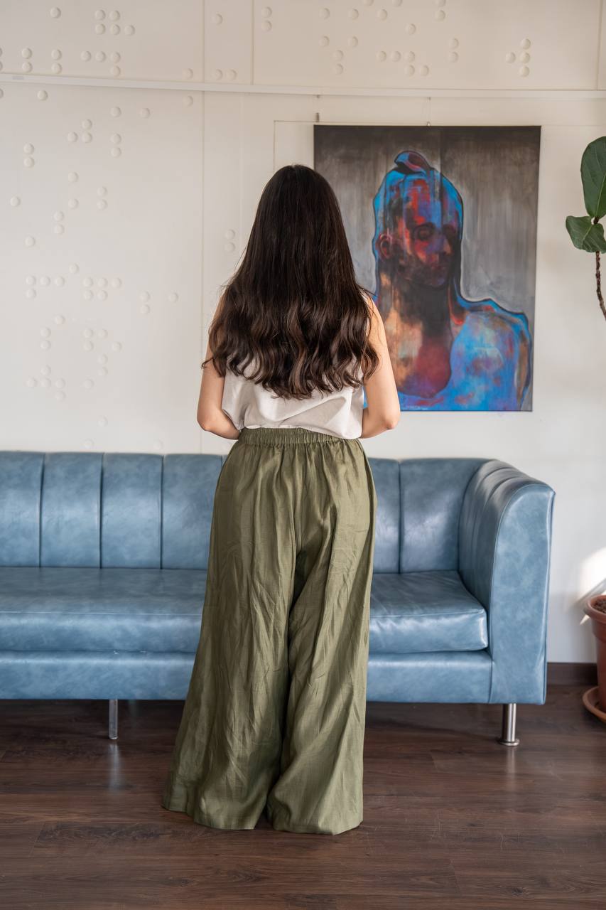 Beige blouse and green pants set in linen fabric. C: 235bige. green