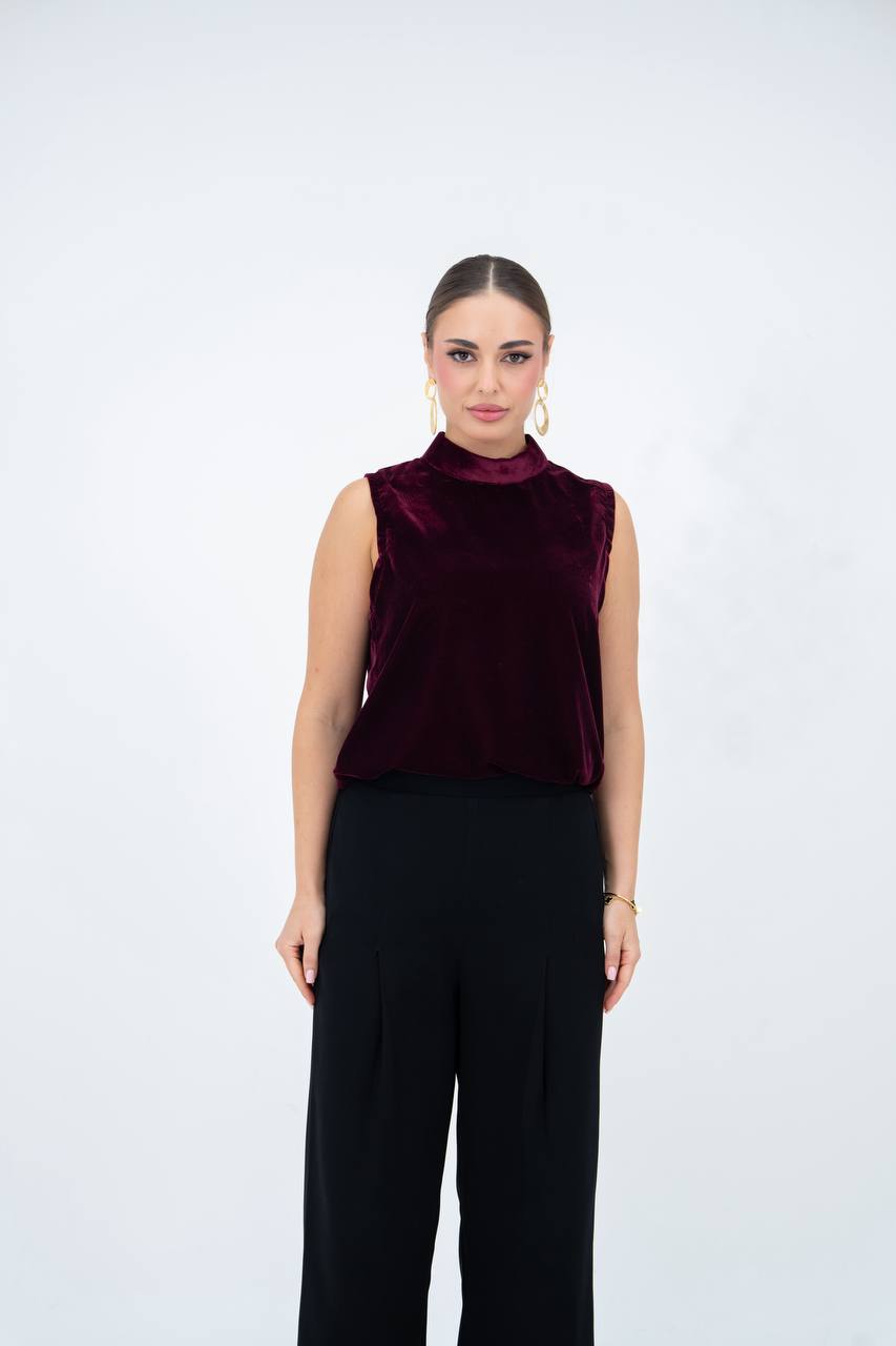 A set consisting of a velvet blouse and crepe trousers.C:260 red