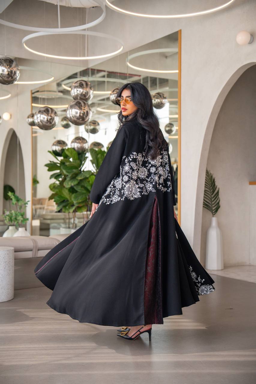 Free size abaya made of Cuban crepe fabric, in black with embroidery C:6630 WHITE (Free size)