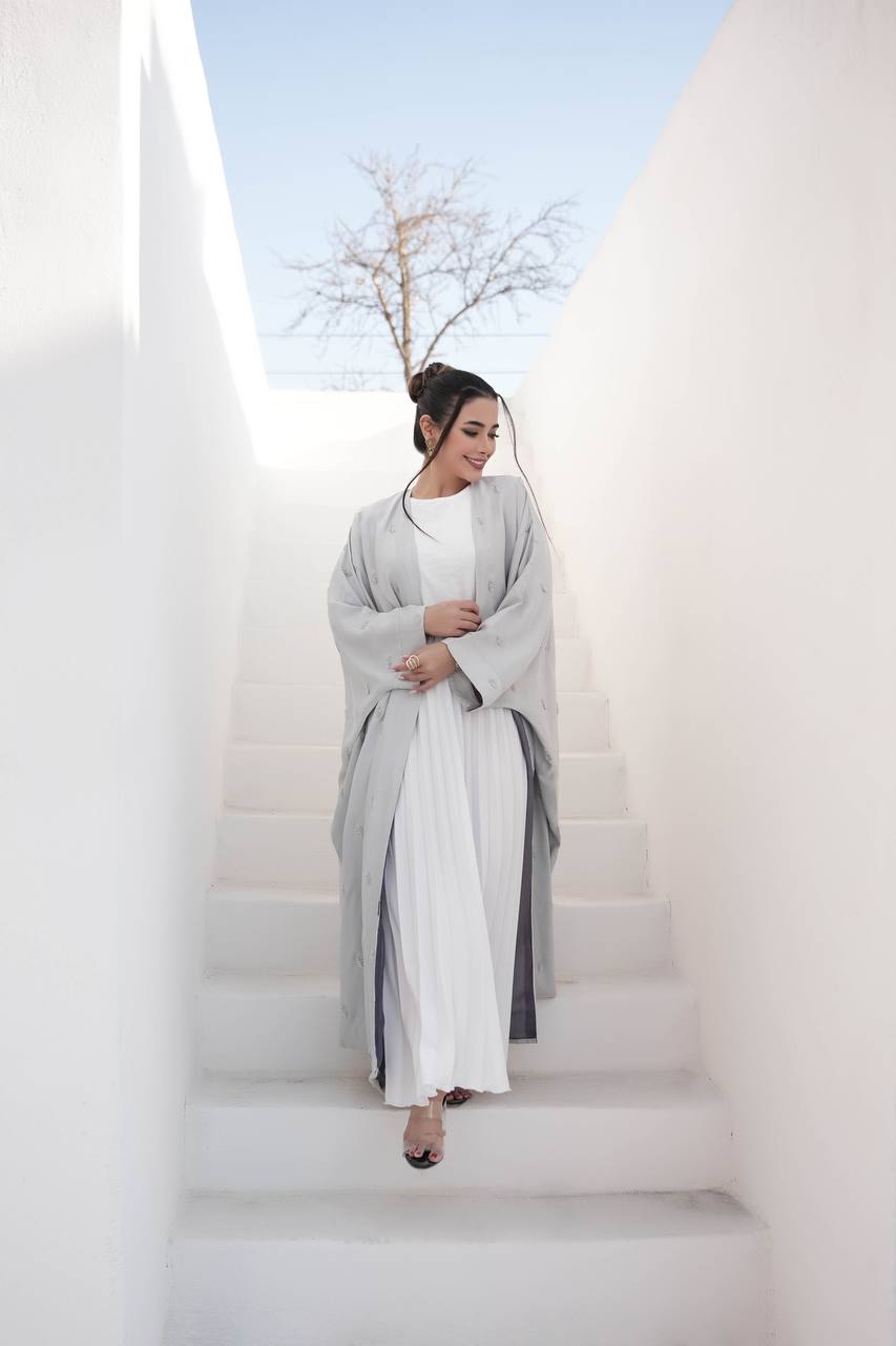 عباية من الكريب الحريري باللون البيج الفاتح مع تطريز رقم C:6387