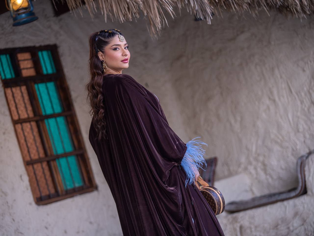 طقم بشت و فستان، مخمل باللون البني مع شك يدوي . C:6718