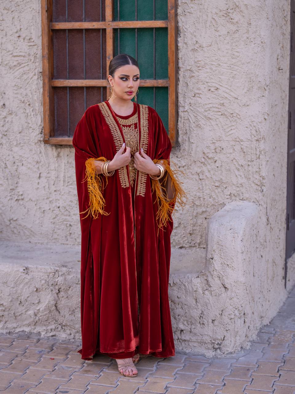 طقم بشت و فستان ، مخمل باللون العنابي مع شك يدوي . C:6714