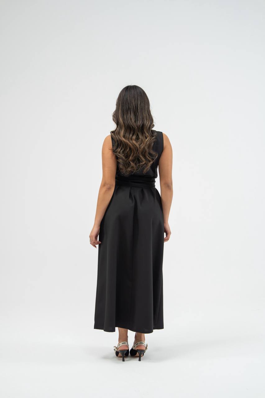 Black crepe dress. C: 227 black crepe