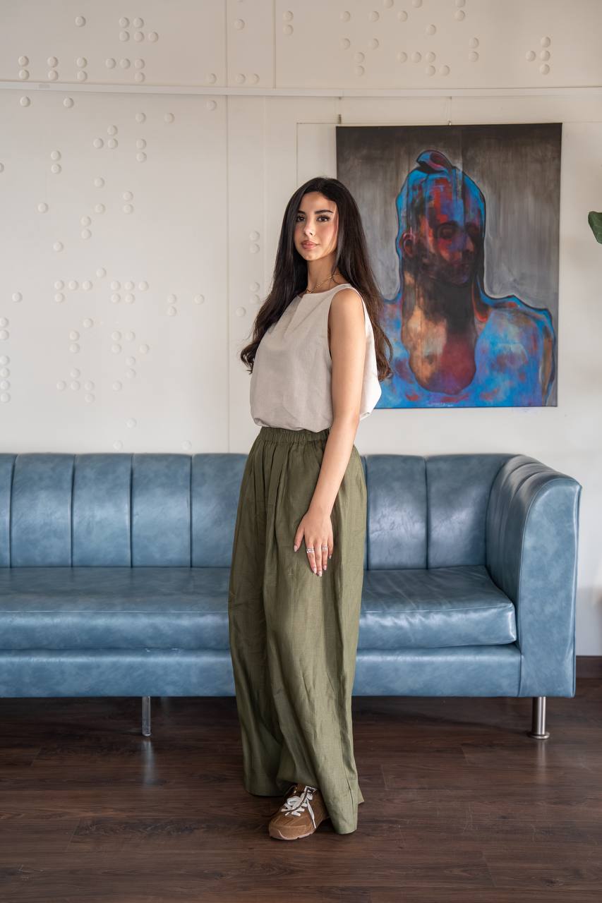 Beige blouse and green pants set in linen fabric. C: 235bige. green