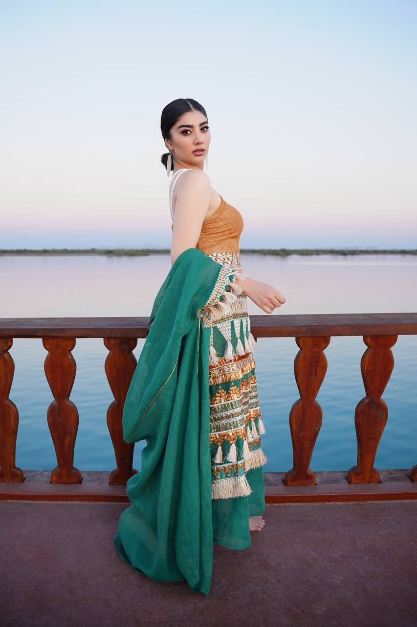 Bisht with a dress made of green burlap fabric C:6611