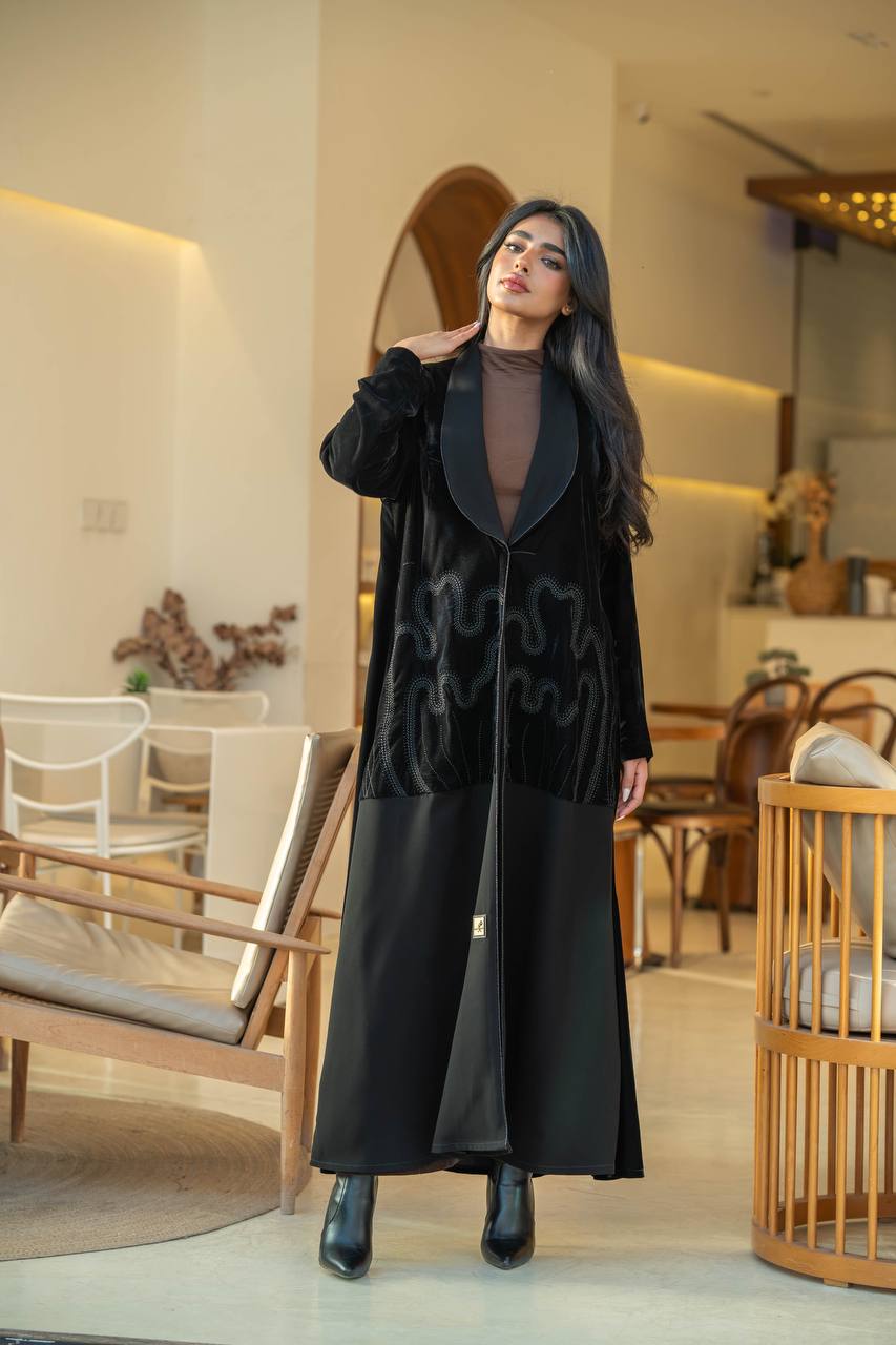 عباية بليزر مخملية مطرزة مع كريب باللون الأسود C:6584
