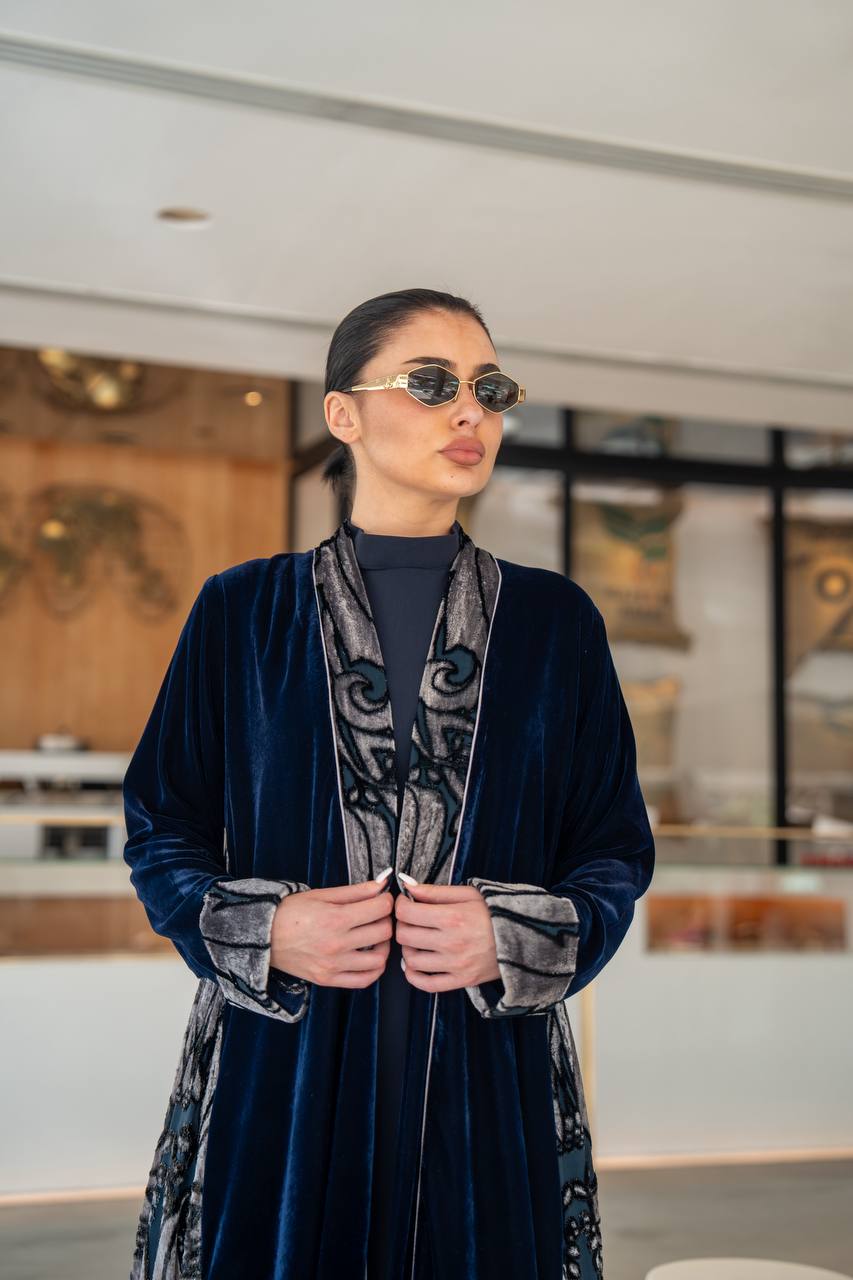 Plain velvet abaya with patterned velvet, in navy blue. C:6697 Blue