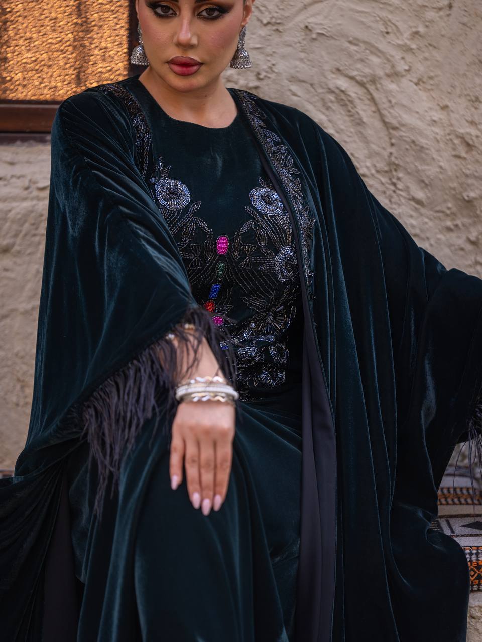 طقم بشت و فستان مخمل باللون الزيتي مع شك يدوي . C:6716