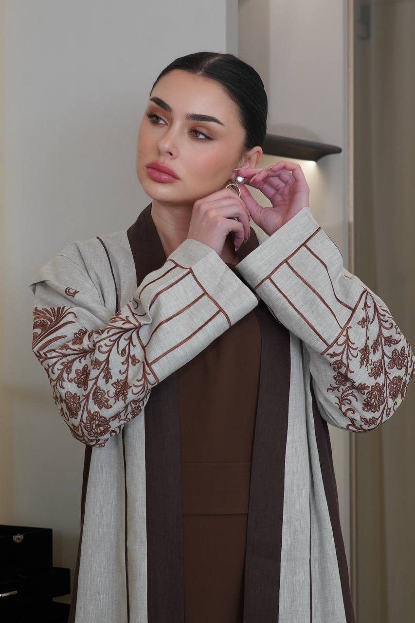 عباية لينن باللون البيج و البني مع تطريز . C:6752