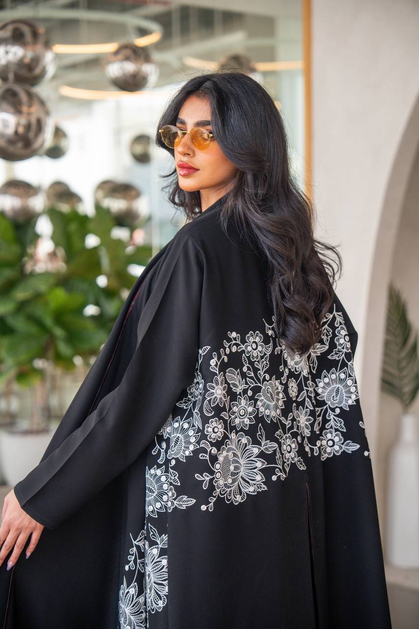 Free size abaya made of Cuban crepe fabric, in black with embroidery C:6630 WHITE (Free size)