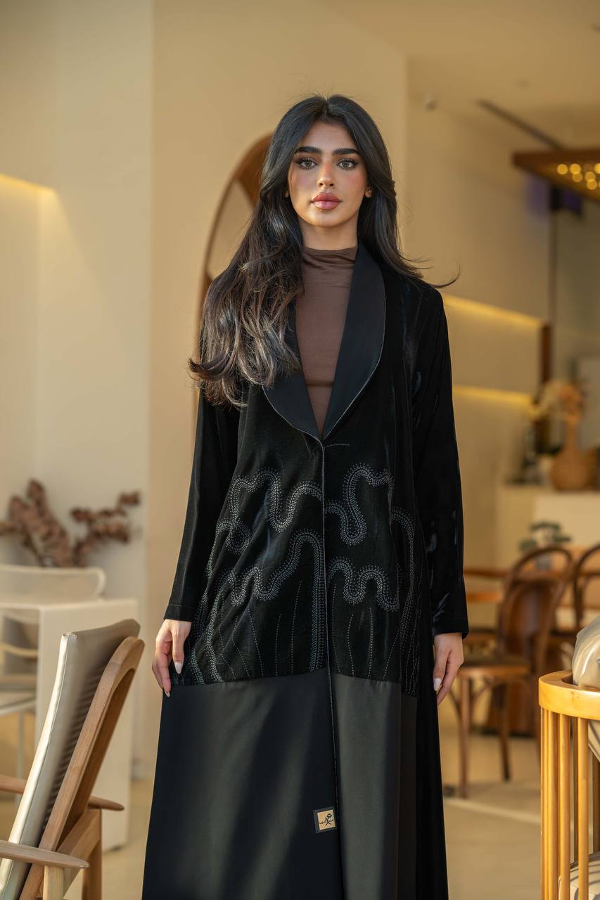 عباية بليزر مخملية مطرزة مع كريب باللون الأسود C:6584