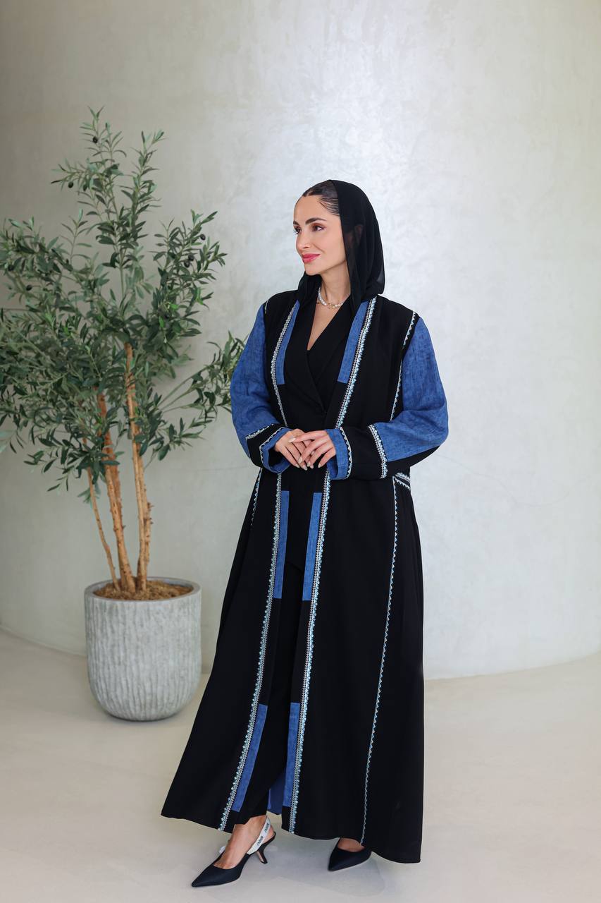 عباية بخام كريب ،باللون الاسود مع تطريز ازرق C:6672