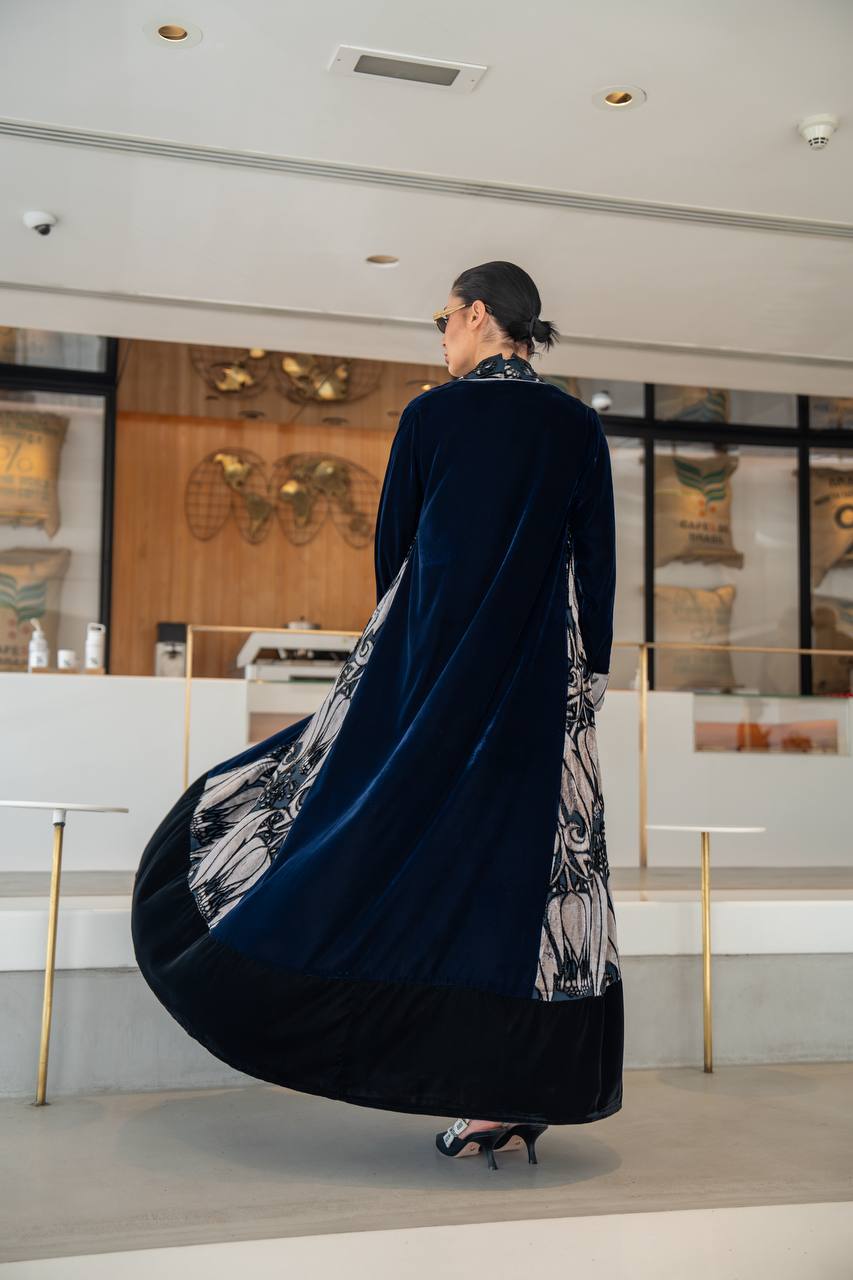 Plain velvet abaya with patterned velvet, in navy blue. C:6697 Blue