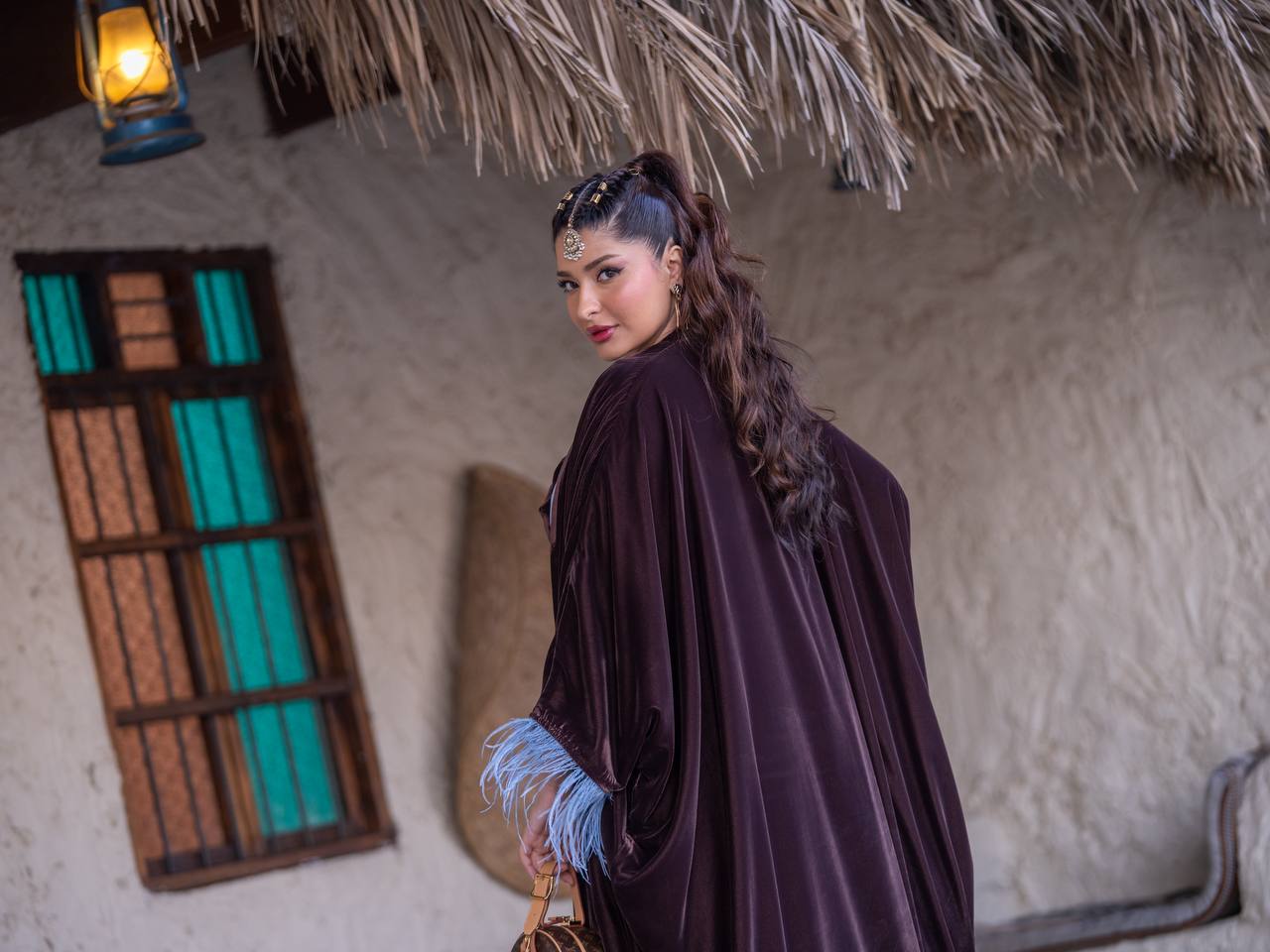 طقم بشت و فستان، مخمل باللون البني مع شك يدوي . C:6718