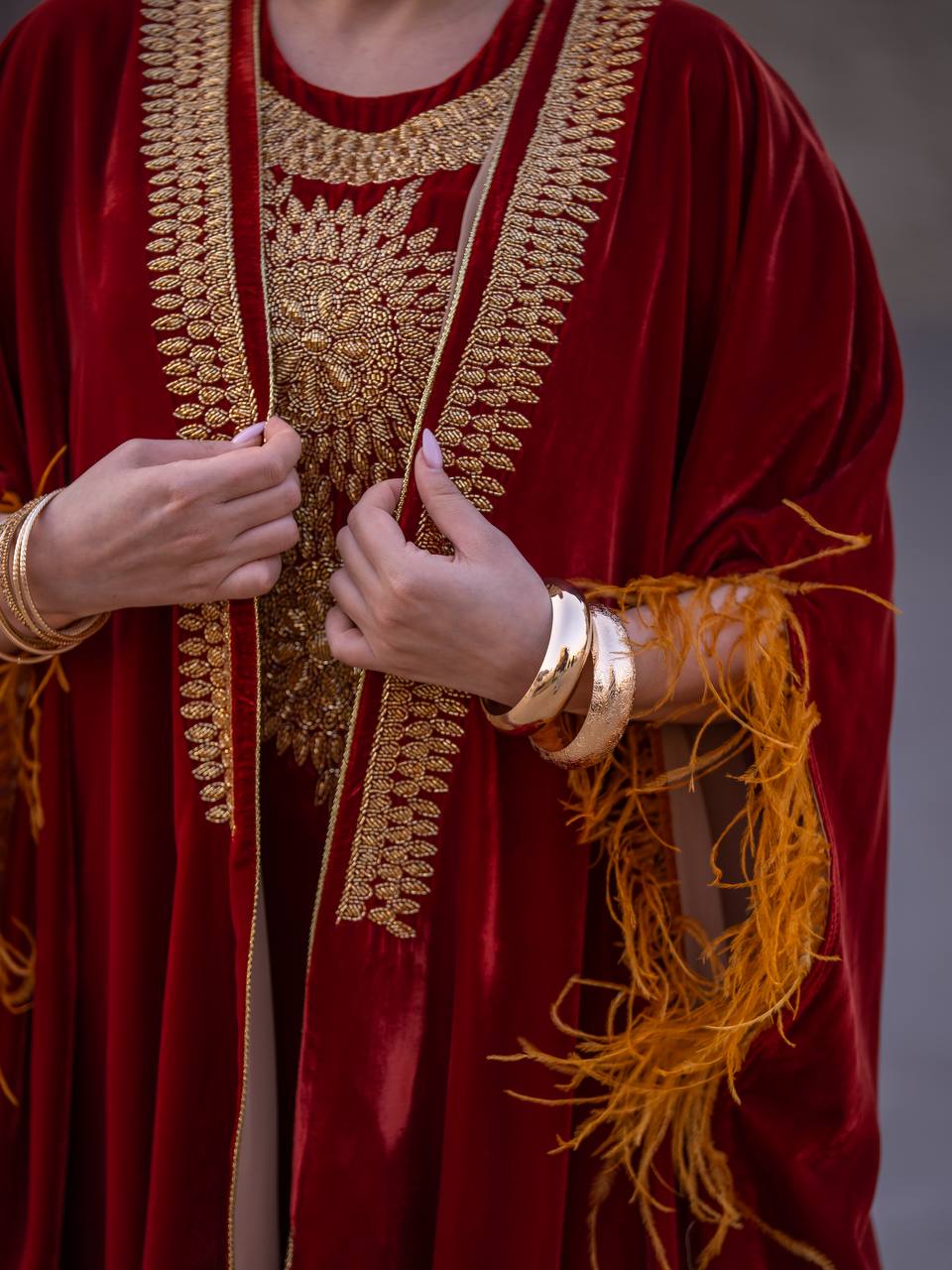 طقم بشت و فستان ، مخمل باللون العنابي مع شك يدوي . C:6714