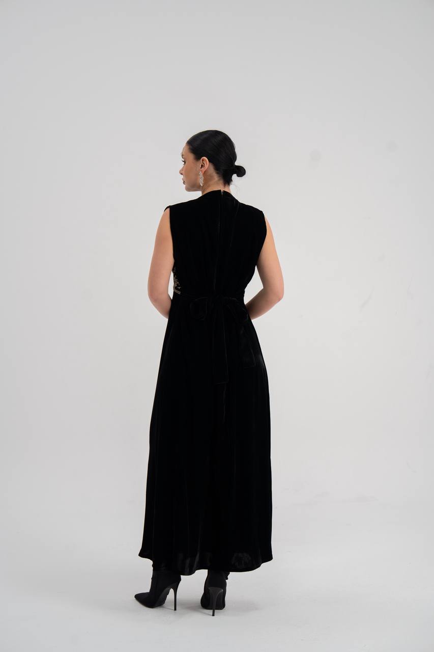 Black velvet dress with embroidery. C:225