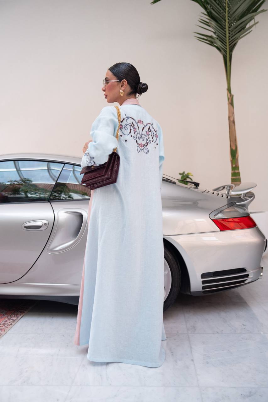 عباية بليزر لينن باللون الازرق السماوي مع تطريز .C:6800
