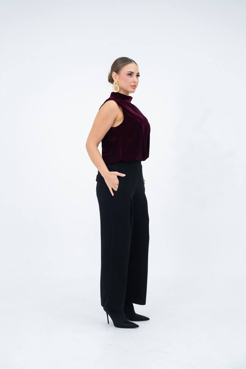 A set consisting of a velvet blouse and crepe trousers.C:260 red