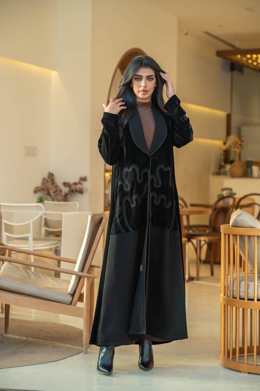 عباية بليزر مخملية مطرزة مع كريب باللون الأسود C:6584
