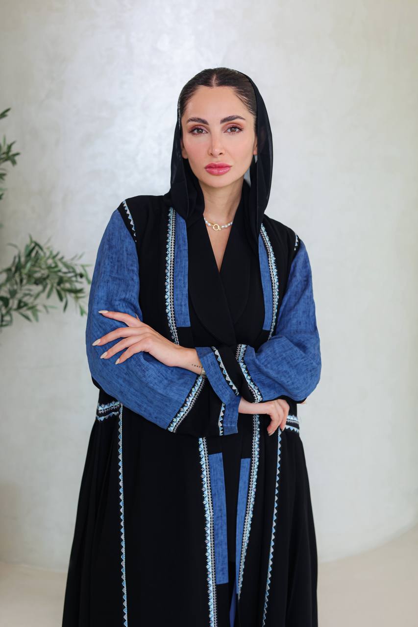 عباية بخام كريب ،باللون الاسود مع تطريز ازرق C:6672