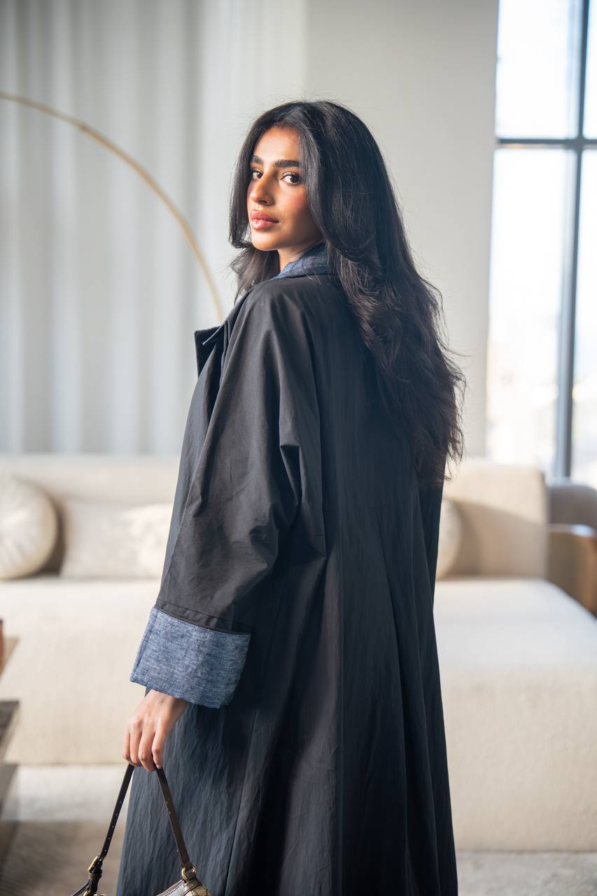Black free size trench coat with jeans details. C:6656